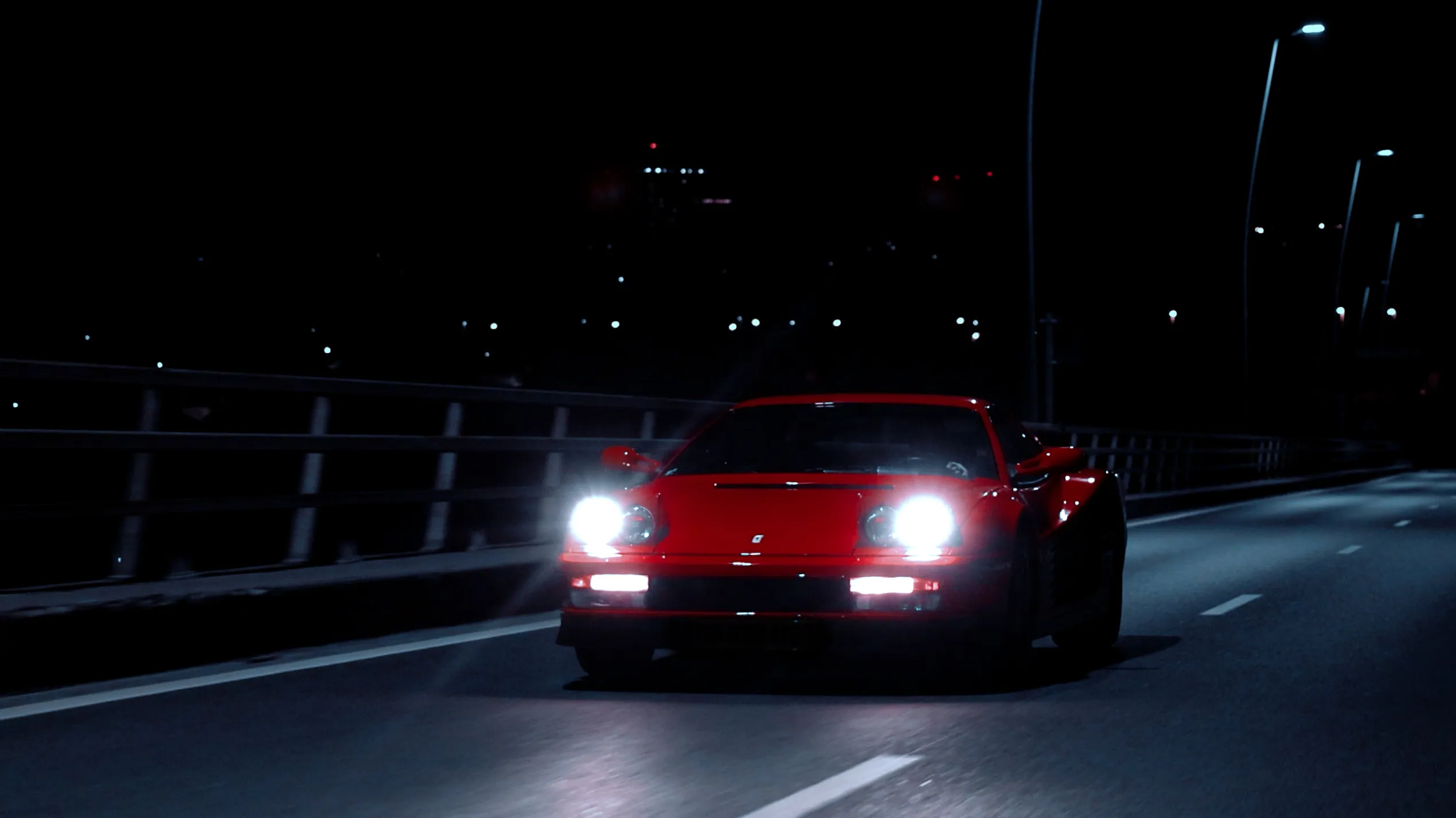 Vidéo automobile Ferrari Testarossa de nuit à Caen