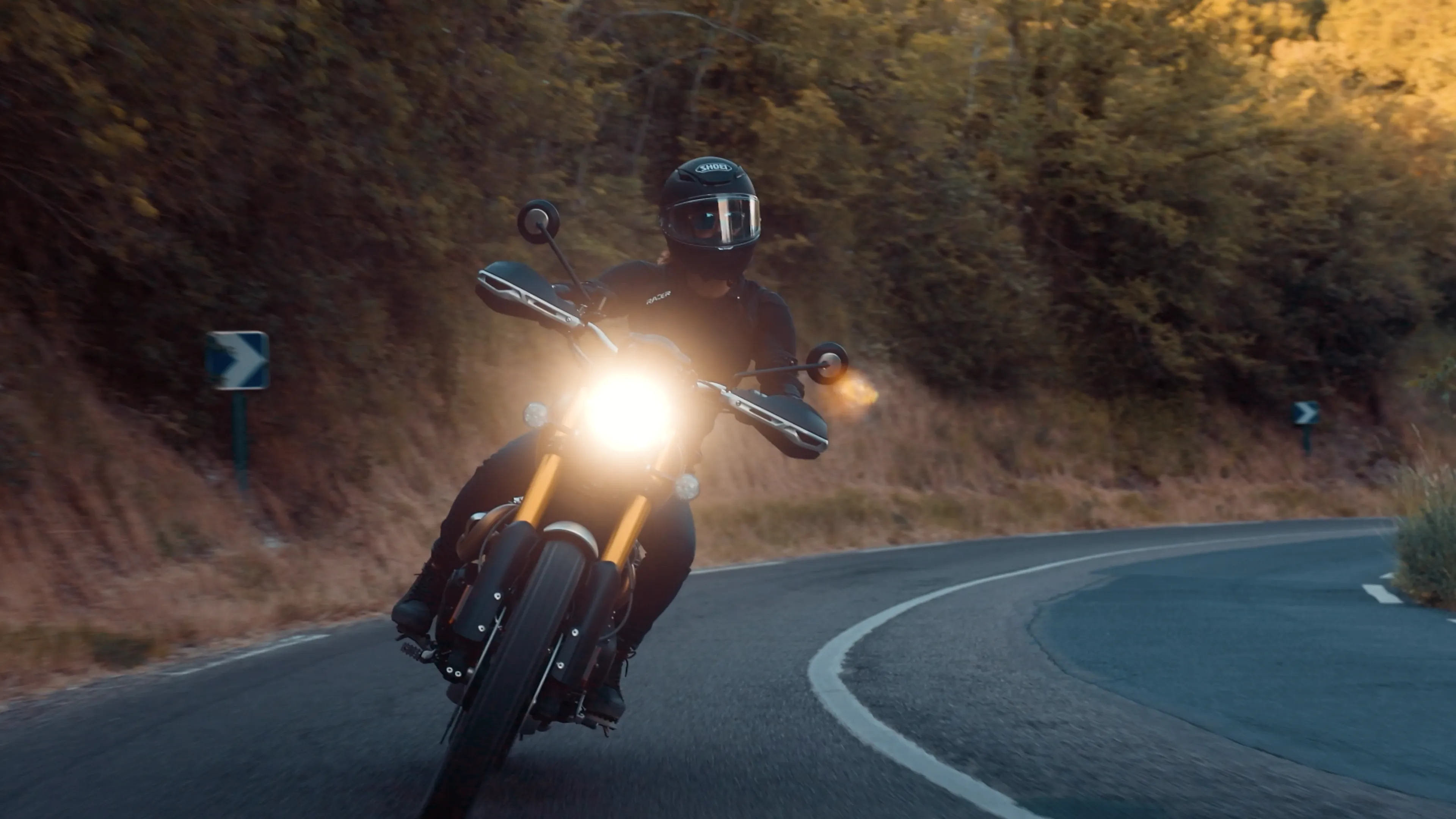 Vidéo promo d'une Moto Triumph sur une route de campagne normande